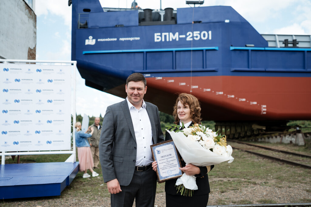 Директор Самусьского ССРЗ Николай Вдовенко и глава "Норникель-ЕРП" Ольга Ксанф во время спуска первой баржи проекта RDB 66.68.M. 4 августа 2022 г. / Фото: "Норникель-ЕРП"  📷
