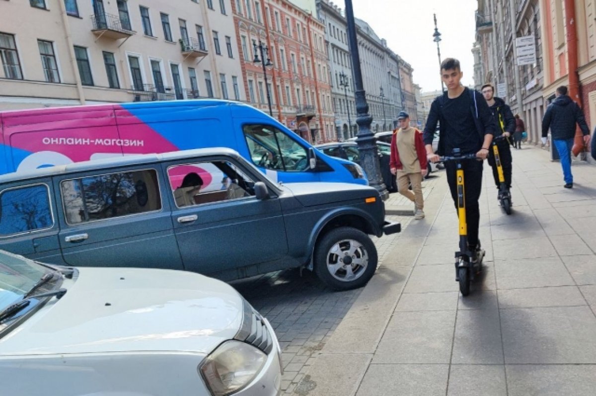    В Кудрово скорая забрала водителя самоката, который ехал по проезжей части