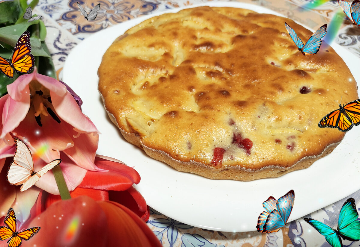 Шарлотка с яблоком и клубникой 