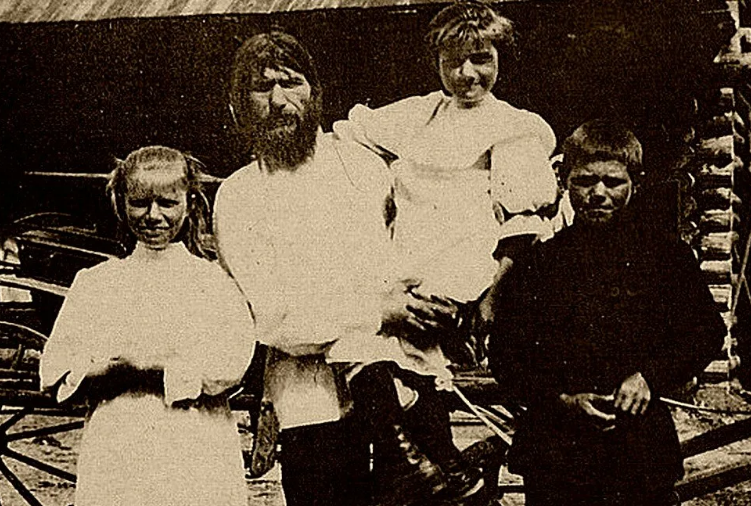 Διαθέτοντας το χάρισμα της πρόνοιας και το ταλέντο του υπνωτιστή, τεράστια σωματική και ψυχική δύναμη, ο «πρεσβύτερος», «φίλος» της οικογένειας του τελευταίου Τσάρου της Ρωσικής Αυτοκρατορίας Νικολάου Β', ναυαγοσώστη και θεραπευτή...-2