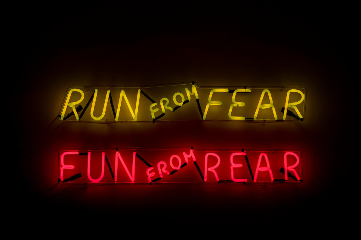  Bruce Nauman. Run from Fear, Fun from Rear. Neon