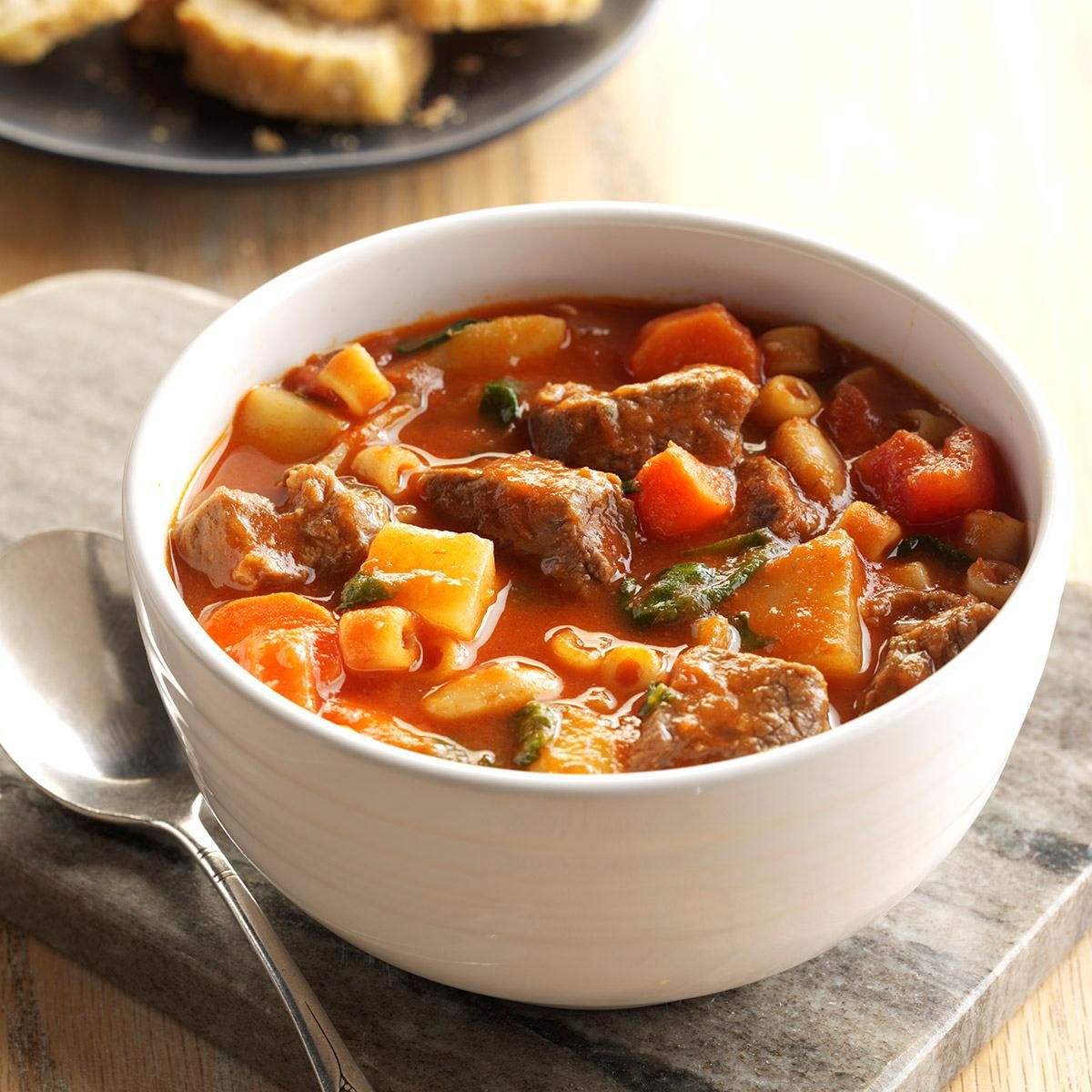 Овощное рагу с томатной пастой. Суп гуляш Айнтопф. Мясо тушеное с овощами. Рагу из говядины с овощами. Томленая говядина с овощами.
