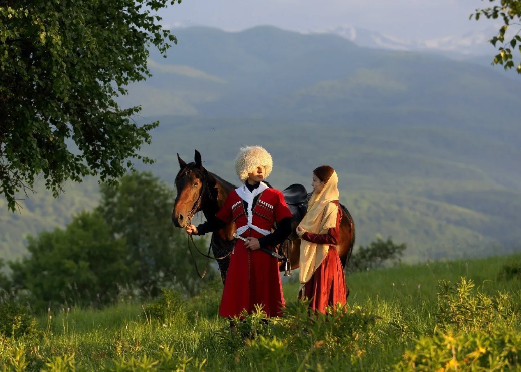 Красивая на кабардинском. Джигит и Горянка. Абазинский джигит. Кавказ джигит Горянка. Горцы и горянки Дагестана.