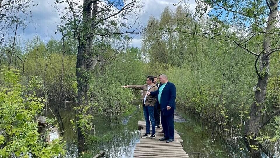     Новый тротуар построят в районе улицы Рябцева из-за затопления нынешней пешеходной дорожки, ведущей к Московскому шоссе, во время паводков. Об этом рассказал мэр Нижнего Новгорода Юрий Шалабаев в своем Telegram-канале.