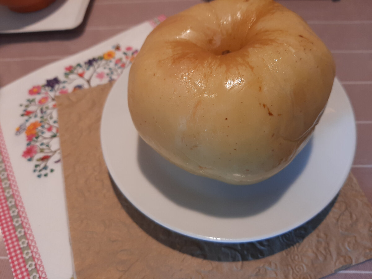 Последнее... листайте, там в разрезе. Яблоки из местного питомника, называются "Богатырь". Кисло-сладкие, немного ядрёные, мягкие, сочные... Объедение.