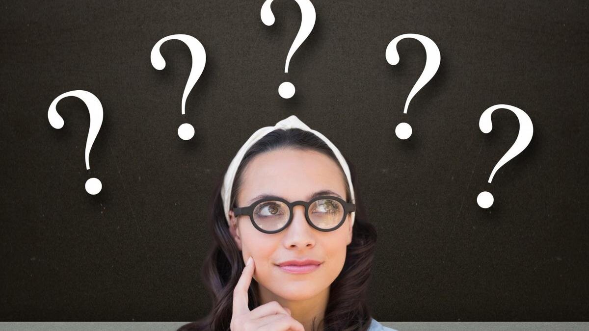    Задумчивая девушка на фоне вопросительных знаков:Freepik