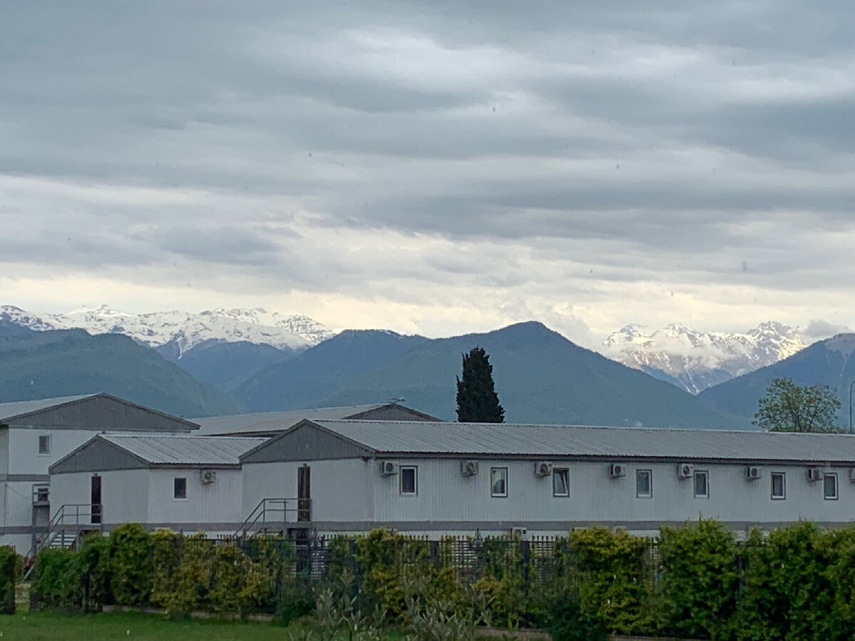 Фото снято с набережной Имеретинки. Так красиво: с одной стороны - море, а с другой - горы