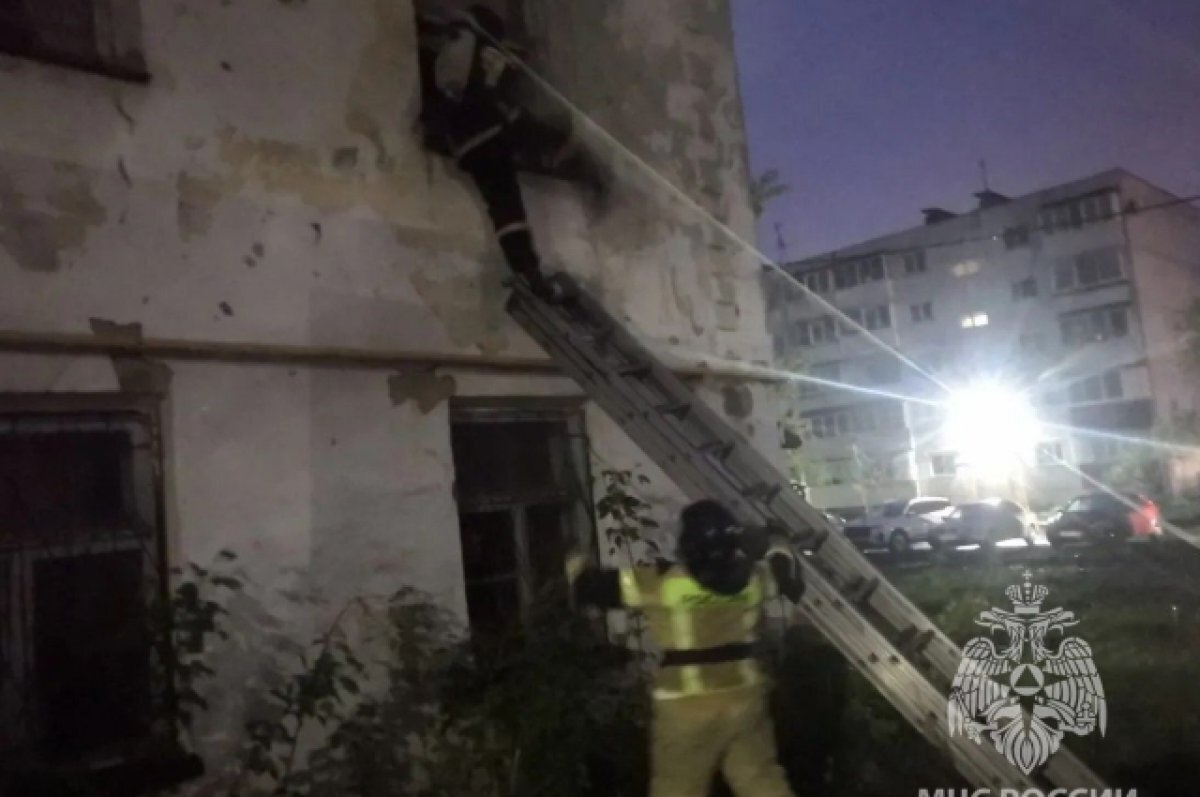    Шесть человек спасли пожарные из горящей 2-этажки в Челябинске