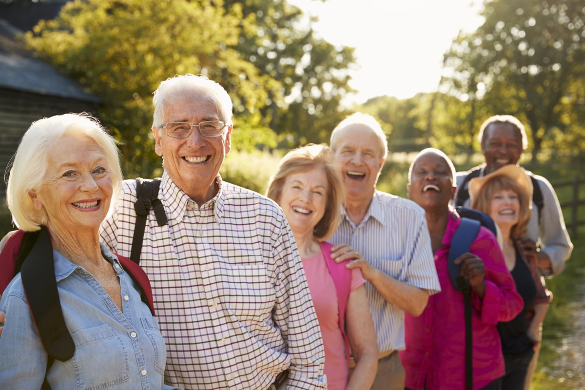 Пожилые люди. Пожилые люди и молодежь. Счастливые пенсионеры. Пенсионеры и молодежь.