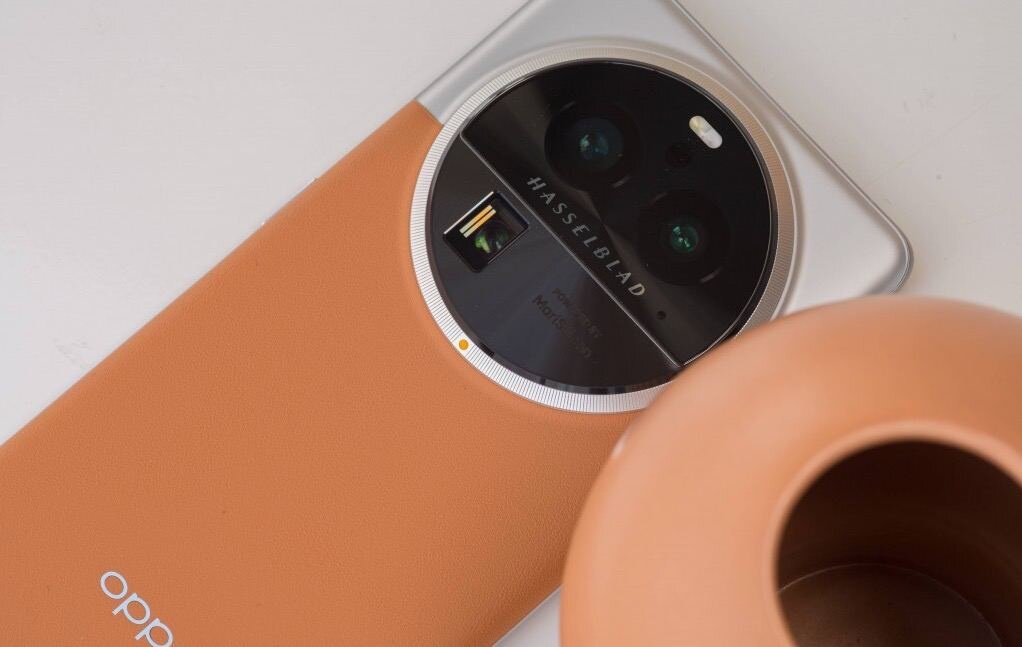    Модуль сзади напоминает объектив зеркальной камеры. Фото: gsmarena.com