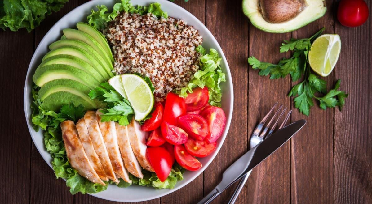 Ограничительные диеты почти никогда не приносят пользы здоровью, в отличие от тех, которые заменяют ранее привычные продукты. Такова Гарвардская диета – ученые в течение 36 лет исследований выяснили, что если ее придерживаться, то риски смерти от самых распространенных болезней уменьшаются на 20%. 