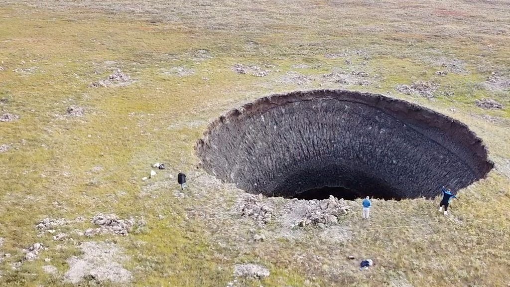 Образовался большой. Самая загадочная воронка в мире. Кратер в Сибири щебень. Большая воронка в 2021 году. Таинственная гигантская дыра в Йемене.