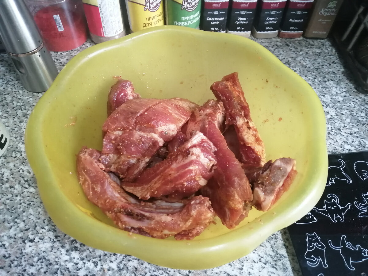 Оставляю мариноваться часа на 4,до ужина, можно на ночь (убрать в холодильник), периодически перемешиваю.