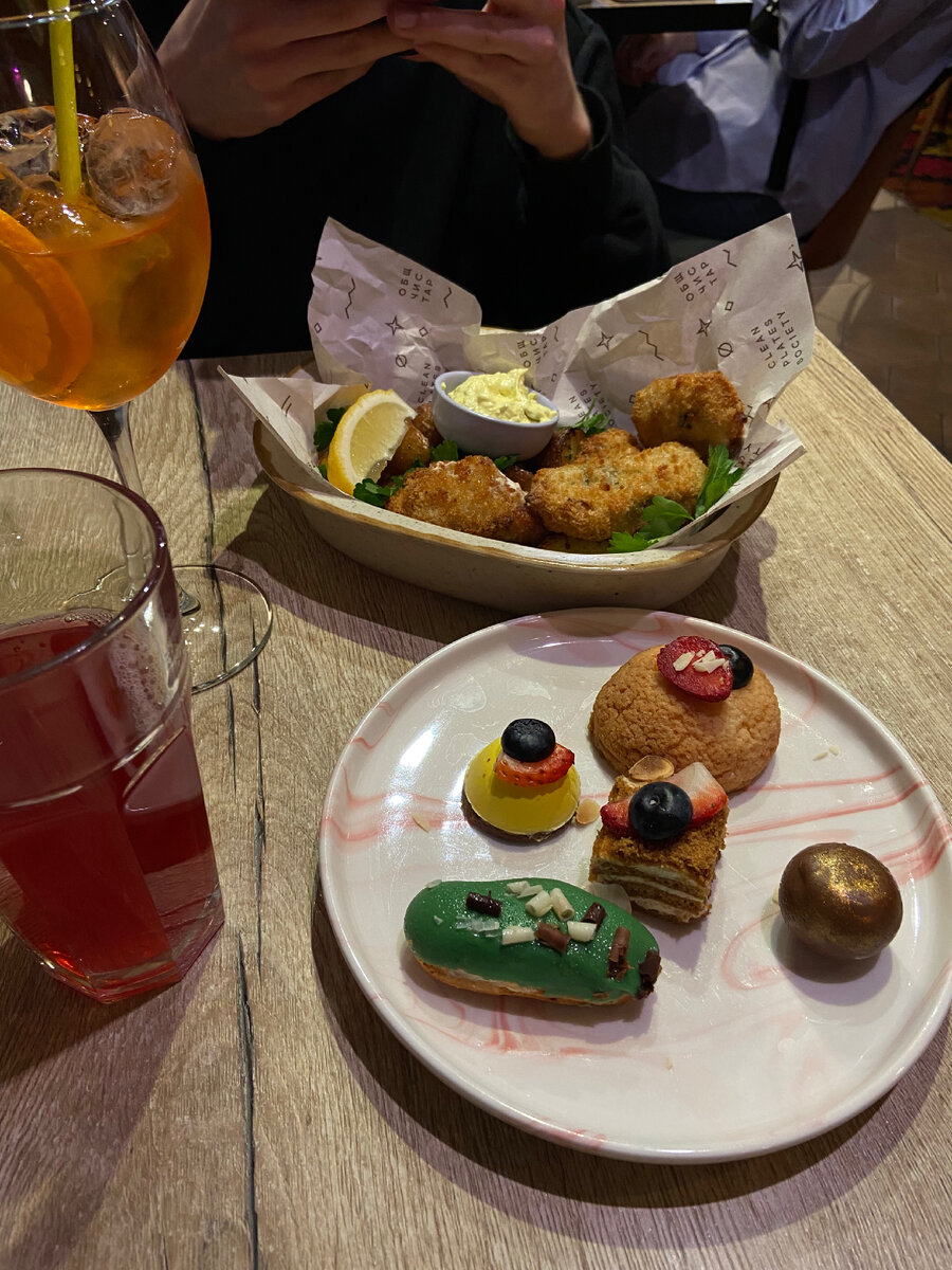 Фиш&чипс 590₽, ассорти десертов 490₽, компот и коктейль.