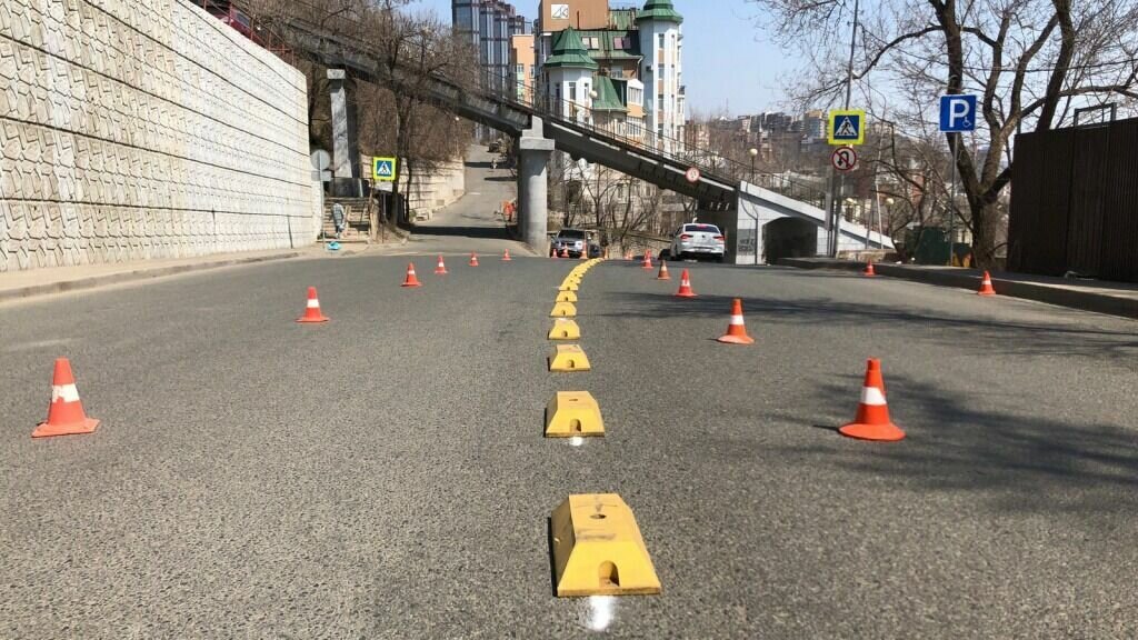     Бетономешалка застряла колесом в дорожной дыре на Всеволода Сибирцева, почти под Фуникулёром во Владивостоке. Очевидцы утверждают, что примерно неделю назад дыру продавила строительная техника.
