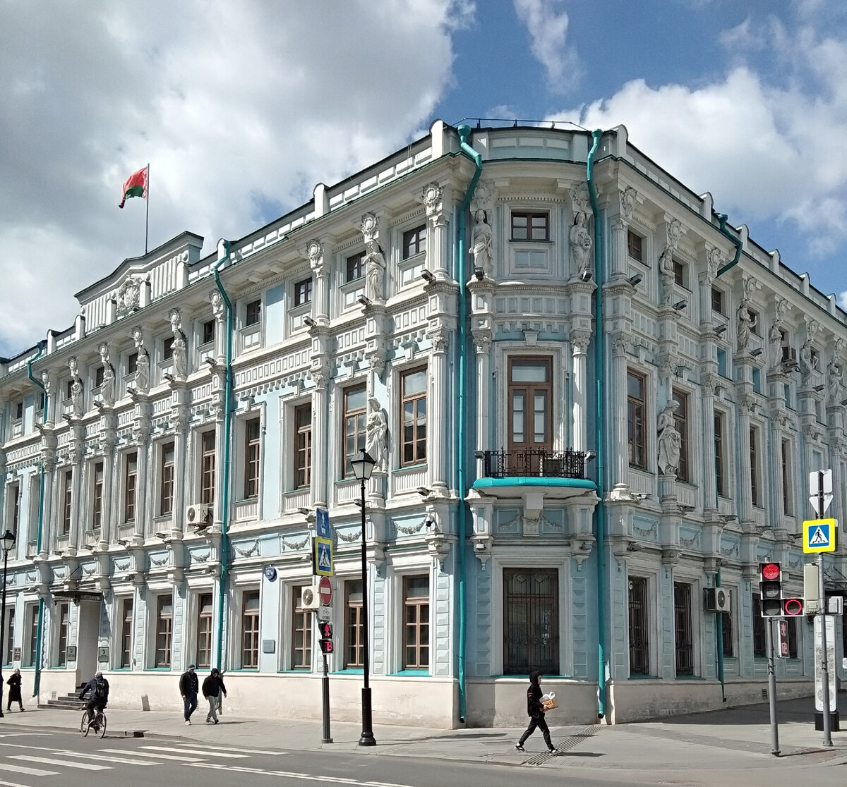 Бывший главный дом усадьбы Румянцева-Задунайского, а ныне - посольство Белоруссии. Угол Маросейки и Армянского переулка. Фото автора