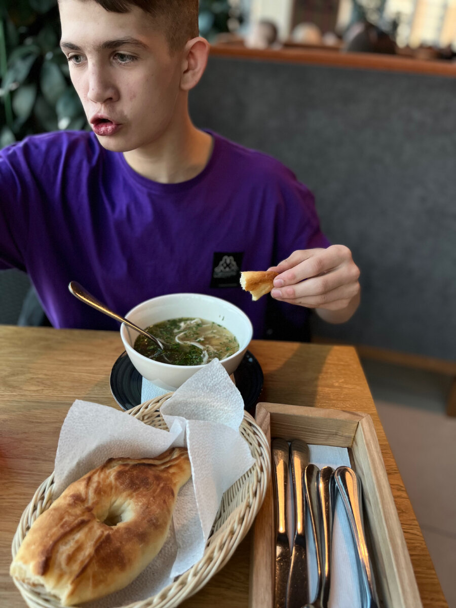 Глеб после взвешивания ел