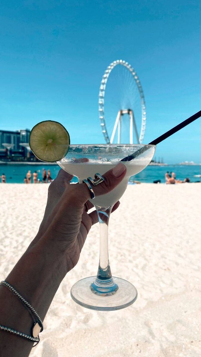 Мои любимые оттенки - все варианты полупрозрачных бежевых, сиреневых, бледно-розовых и бледно-голубых. Особенно люблю эти цвета в отпуске 🌴