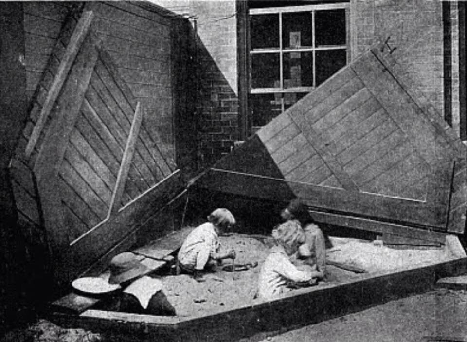 Именно с песочницы, можно сказать, начались первые детские площадки