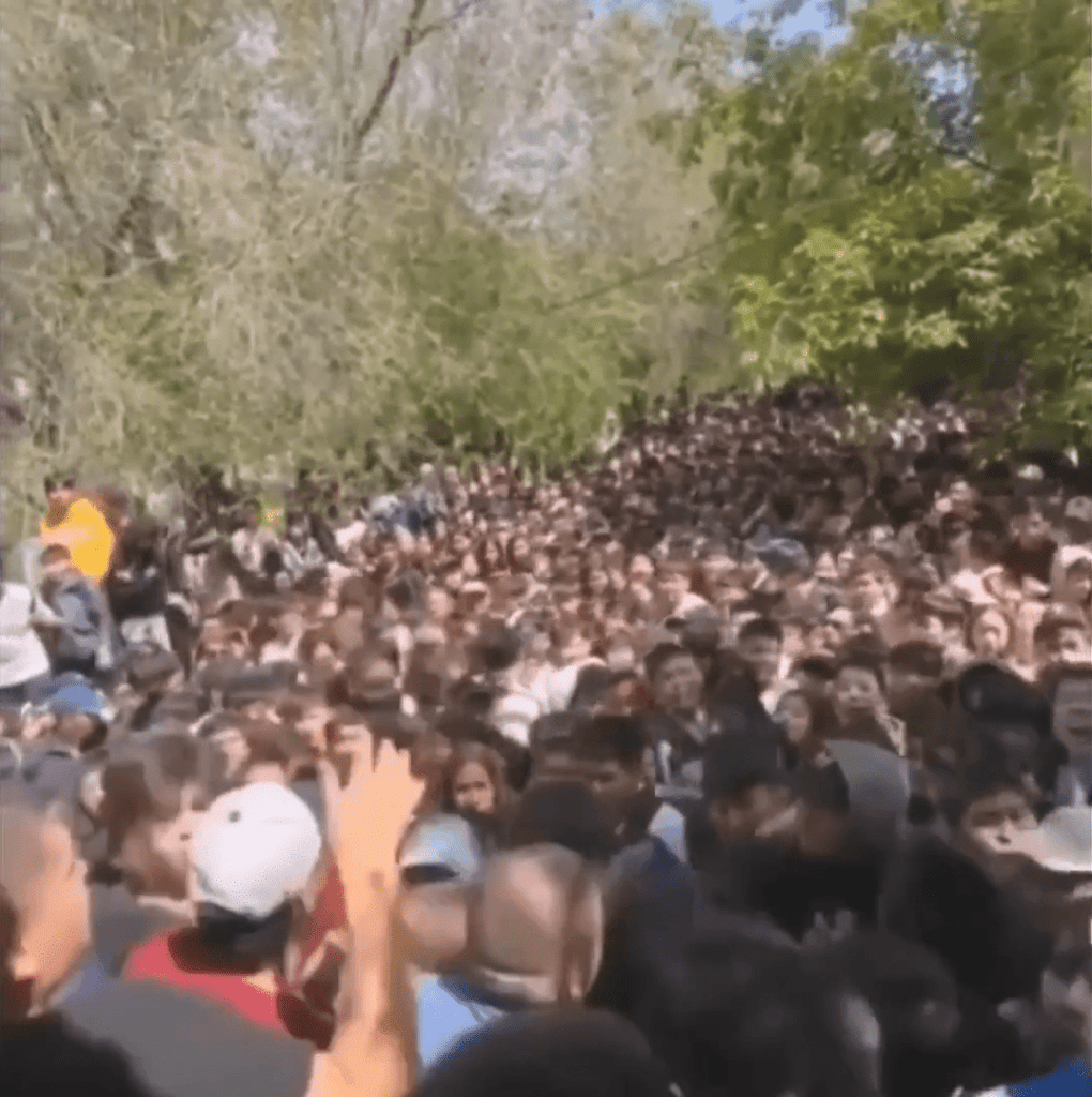    Кадр из видео Жуман Кииков