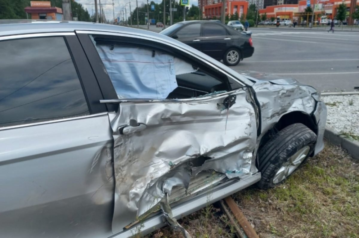    Toyota, врезавшаяся в скорую в Волжском, закреплена за депутатом гордумы