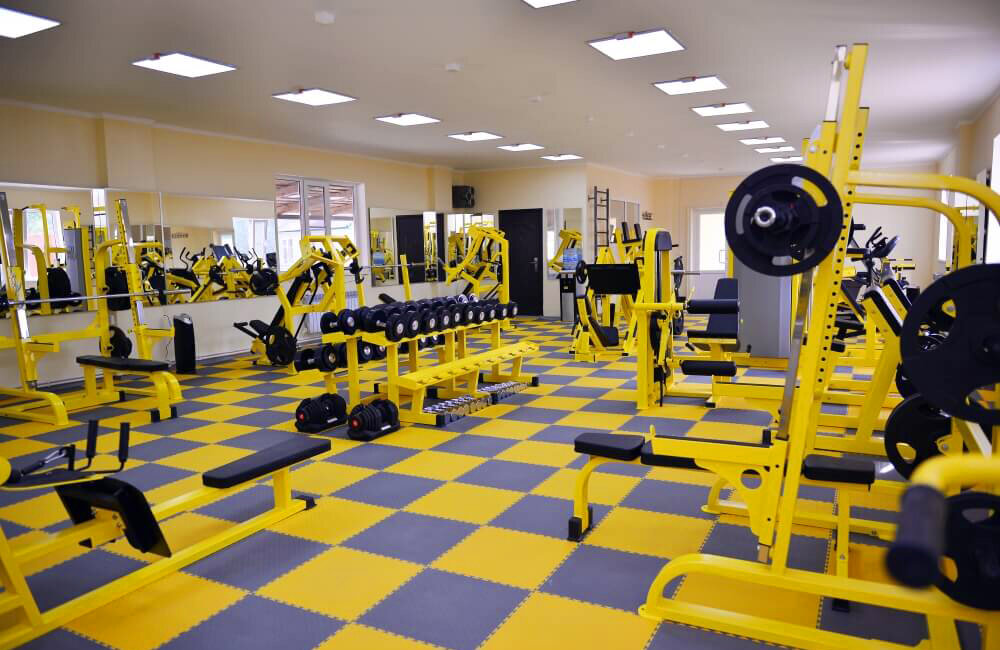 Яркий и красивый тренажерный зал с модульными полами 