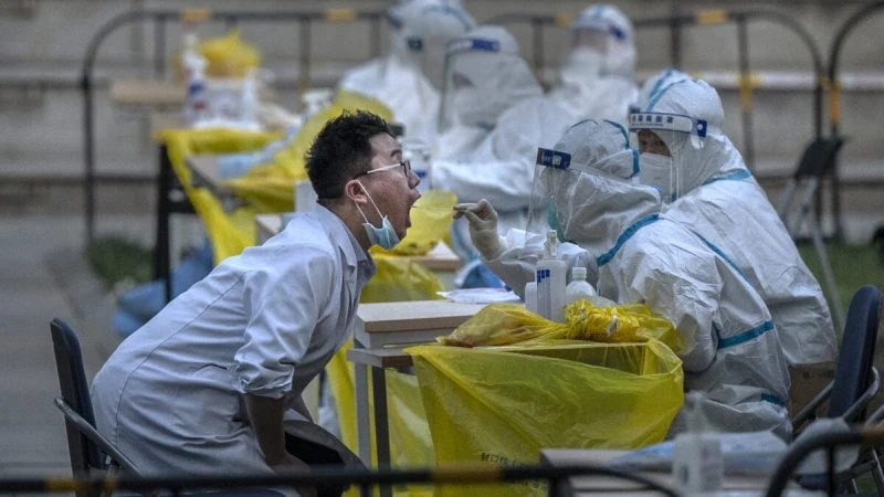 Тест на нуклеиновую кислоту для выявления COVID-19 на полигоне в районе Хайдянь 26 апреля 2022 года в Пекине, Китай (KevinFrayer/GettyImages)