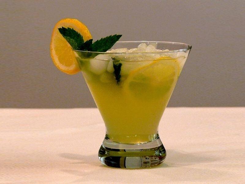 Вот примерно так выглядит в мечтах холодненький лимончелло. Фотография с просторов.