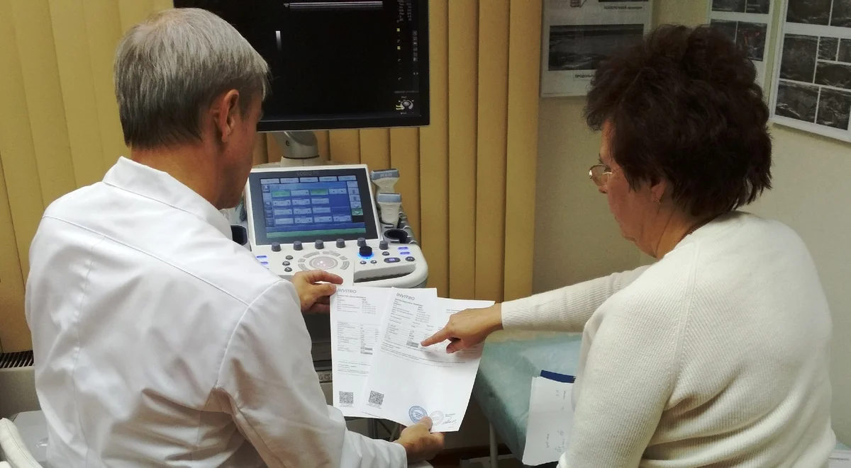 Доктор Ушаков после УЗИ щитовидной железы смотрит и комментирует результат Анализа крови