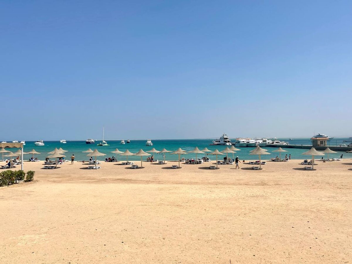 Общественный пляж рядом с отелем Марриот (платный)