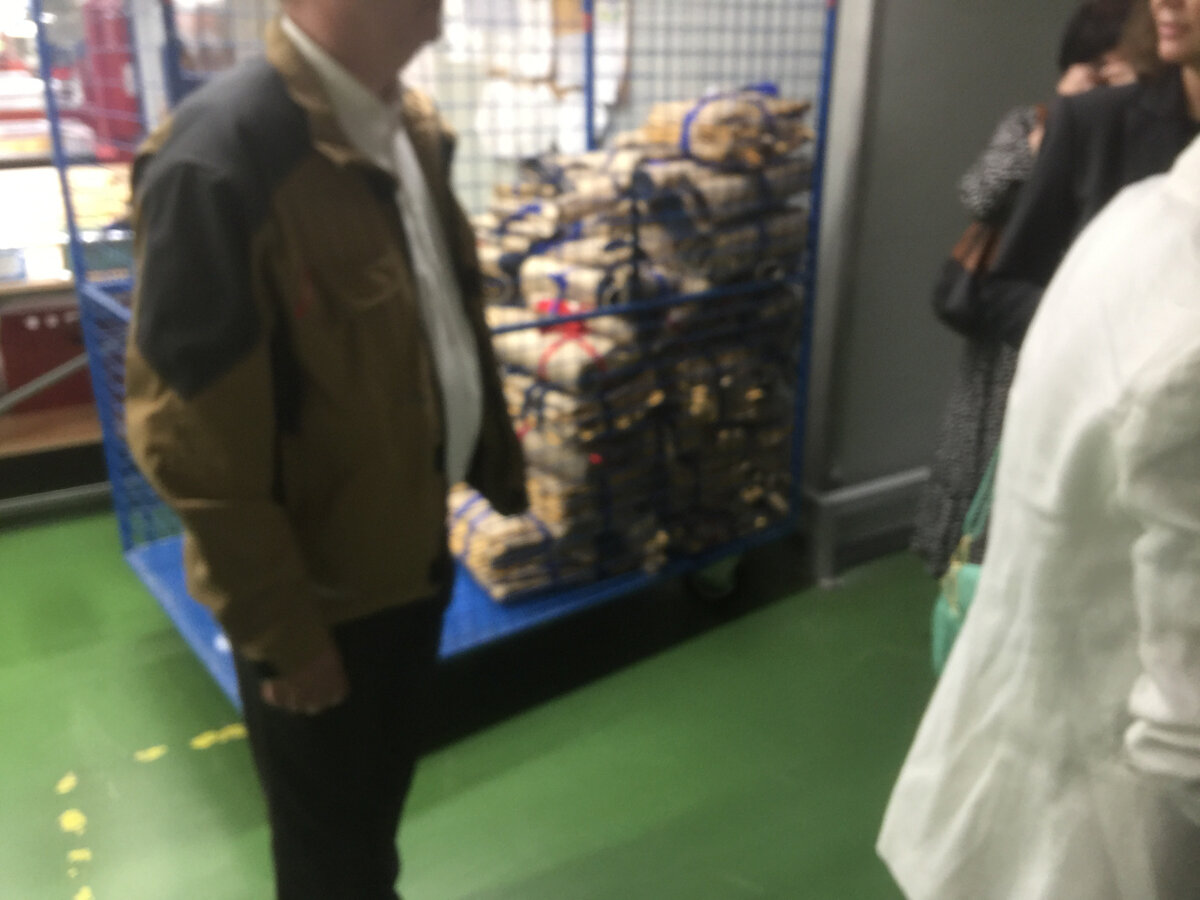Этот контейнер на заднем плане непрерывно заполняется готовыми вещами
