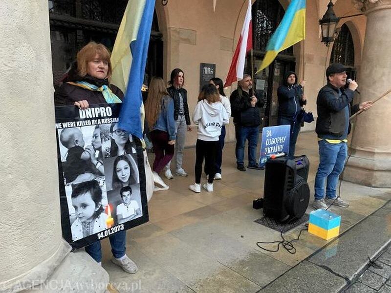    Жители Кракова выгнали митингующих украинцев с площади: "Вы митинговали тут уже 800 раз"