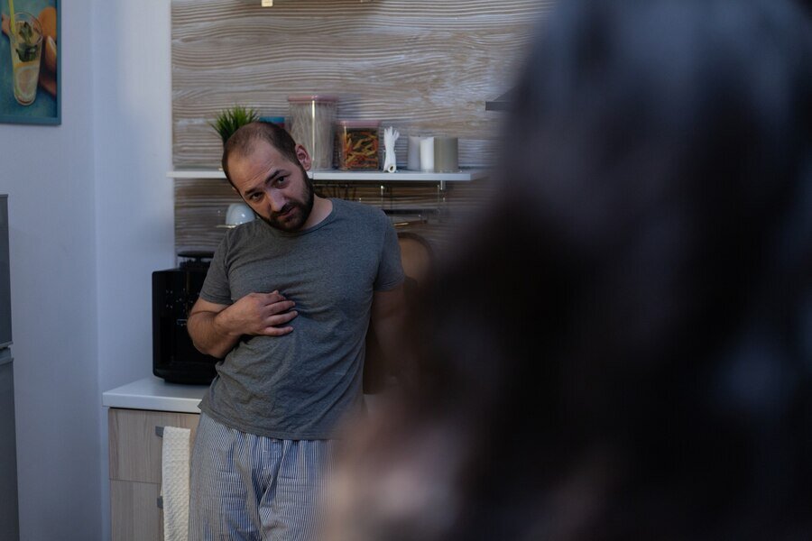 <a href="https://ru.freepik.com/free-photo/alcoholic-drunk-man-being-violent-and-angry-at-victim-woman-couple-having-abuse-issues-and-dealing-with-aggression-violence-addiction-and-beating-husband-harassing-abused-wife_16841637.htm#query=abuser&from_query=%D0%90%D0%B1%D1%8C%D1%8E%D0%B7%D0%B5%D1%80&position=4&from_view=search&track=sph">Изображение от DCStudio</a> на Freepik