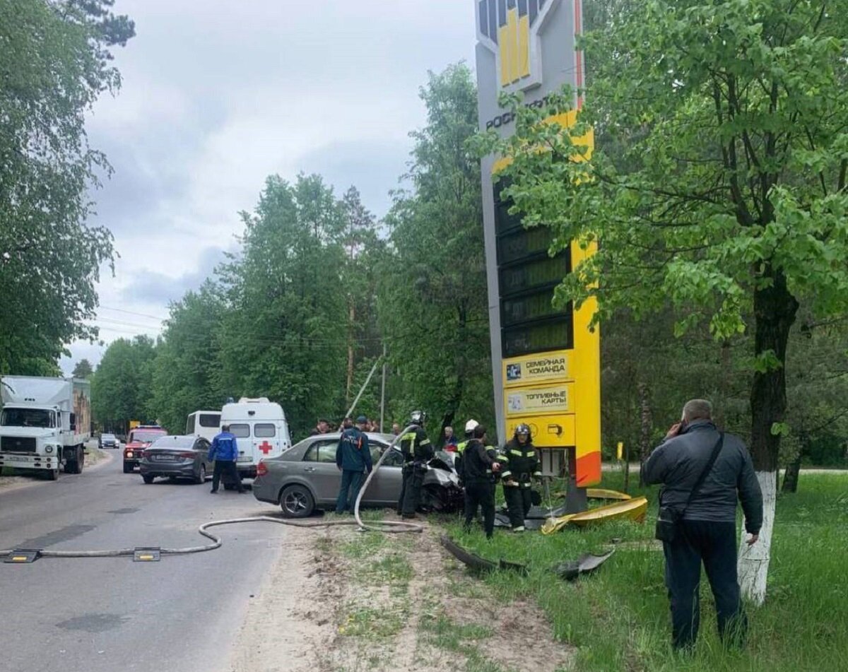    В городе Сельцо водитель Дон Кихот атаковал стелу АЗС «Роснефть» и несколько других машин avchernov