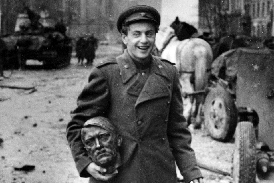    Евгений Долматовский - участник Великой Отечественной войны, дважды был тяжело ранен, попал в плен, дошел до Берлина