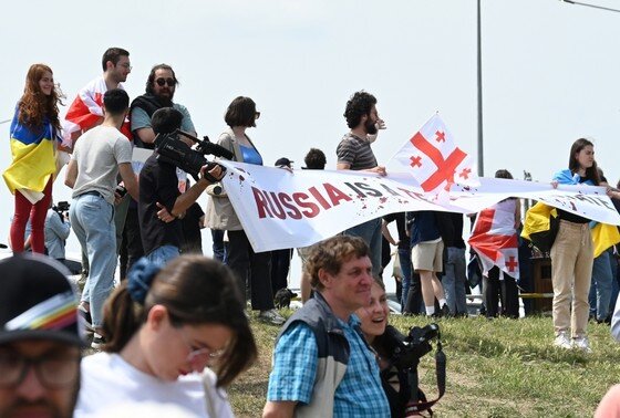    Представители грузинской оппозиционной партии «Дроа» («Время») на акции протеста в аэропорту Тбилиси