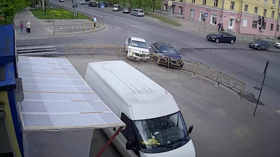 Автомобили снесли ограждение после ДТП в центре Петрозаводска | Новости ...