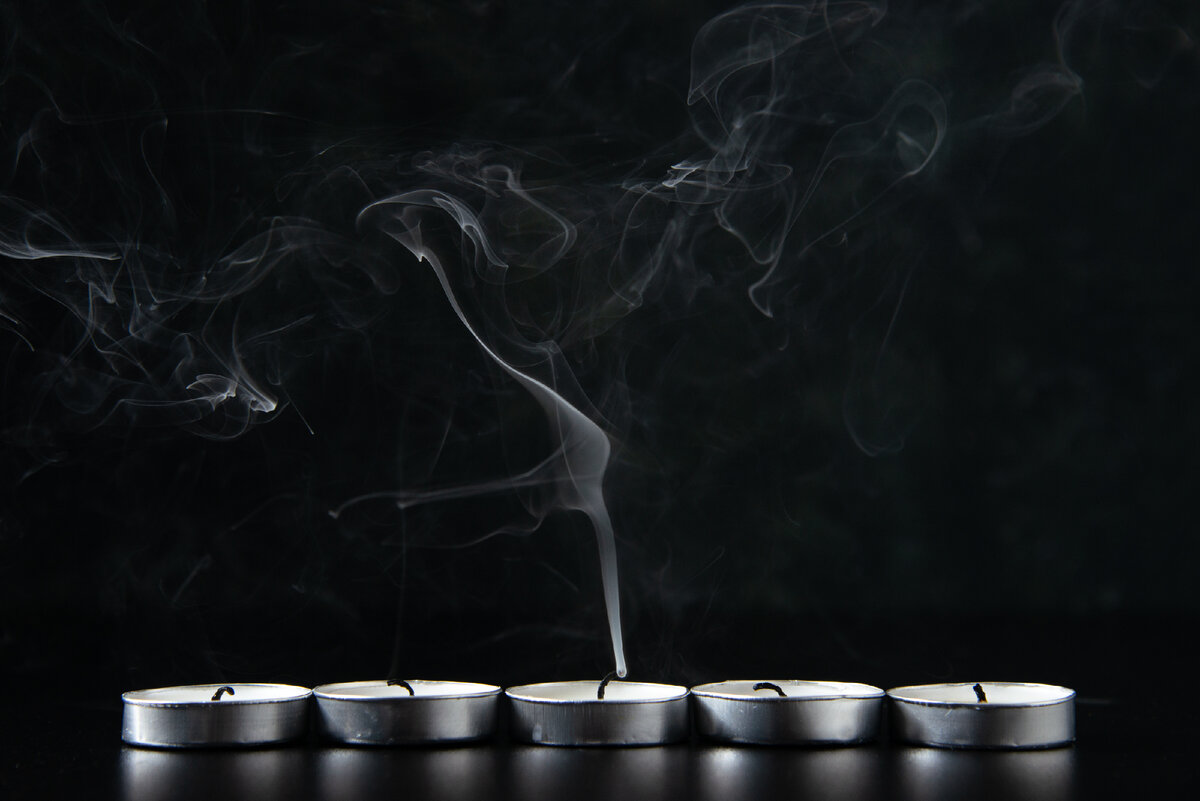 <a href="https://ru.freepik.com/free-photo/front-view-of-fireless-candles-on-black_15001700.htm#query=%D1%81%D0%BC%D0%B5%D1%80%D1%82%D1%8C&position=4&from_view=search&track=sph">Изображение от mdjaff</a> на Freepik