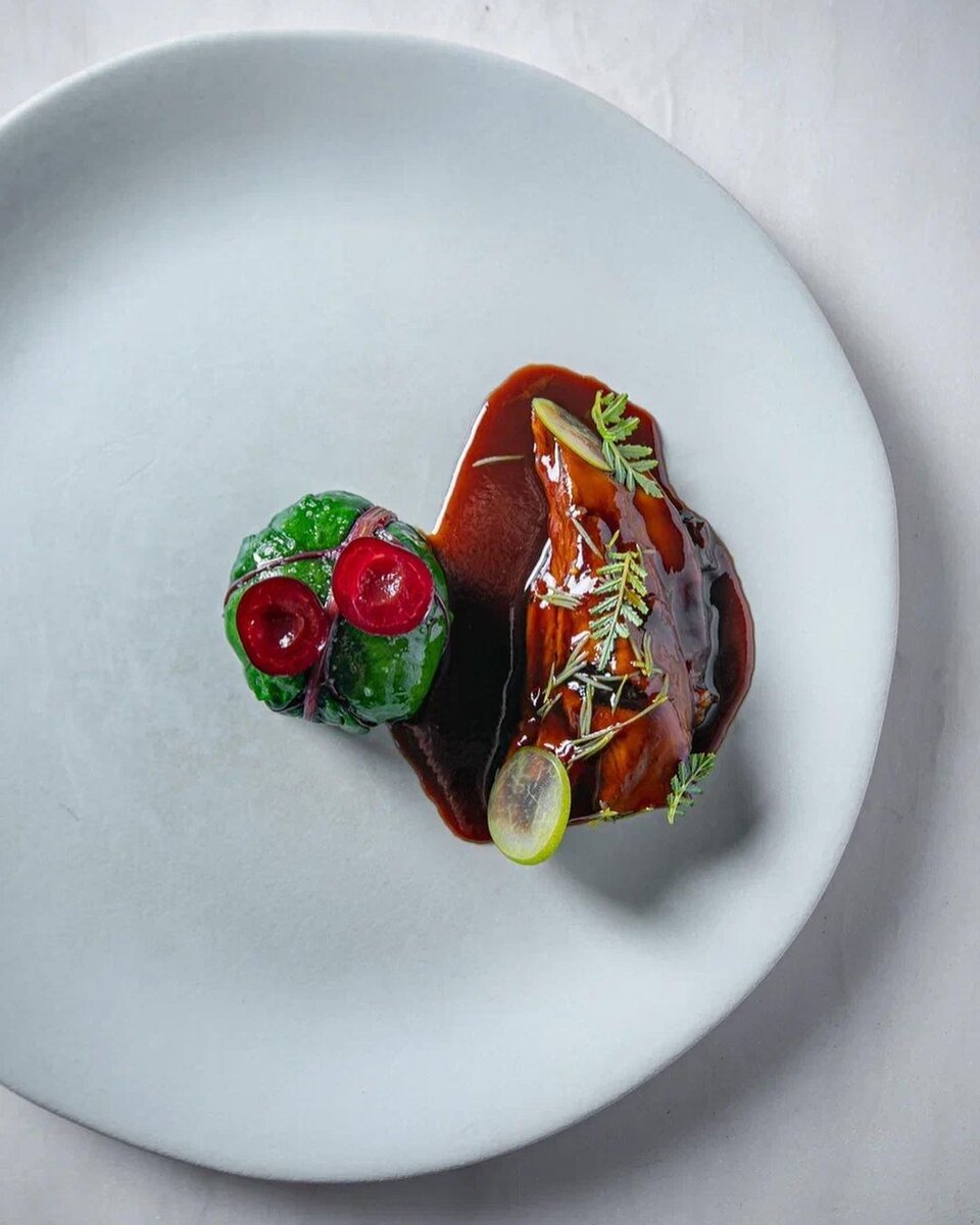 Плечо ягнёнка, молодая хвоя, сморчки и вишня