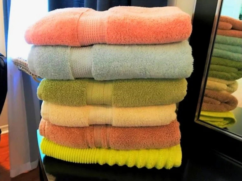 Просто оставьте полотенца в растворе и ложитесь спать: Наутро даже самые "деревянные" полотенца станут мягкими и свежими. Секрет от опытной