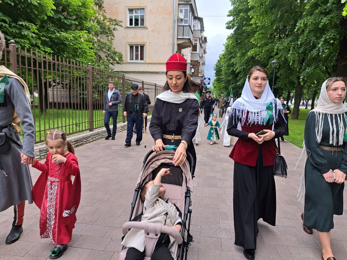 Воскресная школа Троицкого храма Орел. Священник в школе.