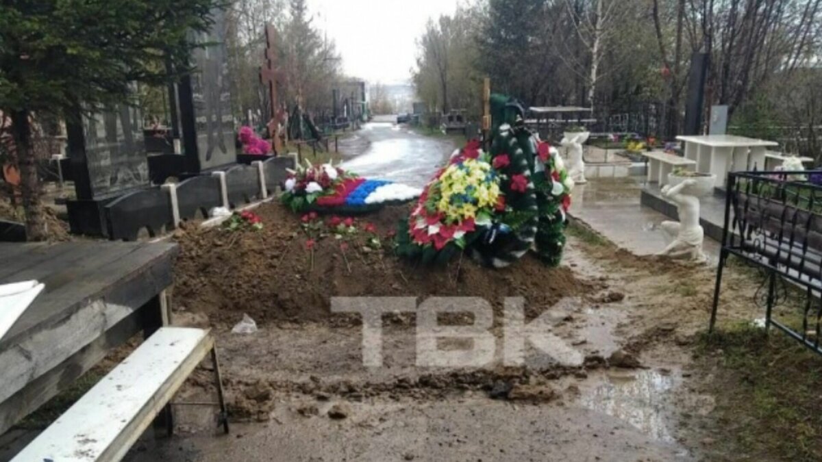     Рабочие раскопали асфальтированную дорогу на Шинном кладбище Красноярска и разместили там новую могилу.