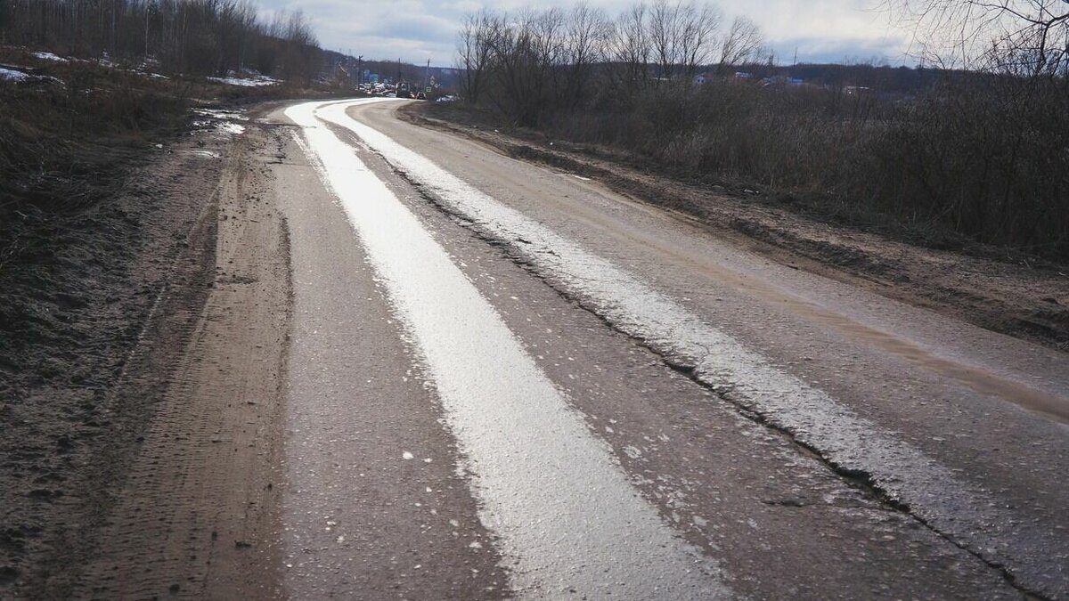     На этом отрезке дороги в конце прошлого года погиб водитель слетевшей в кювет машины.