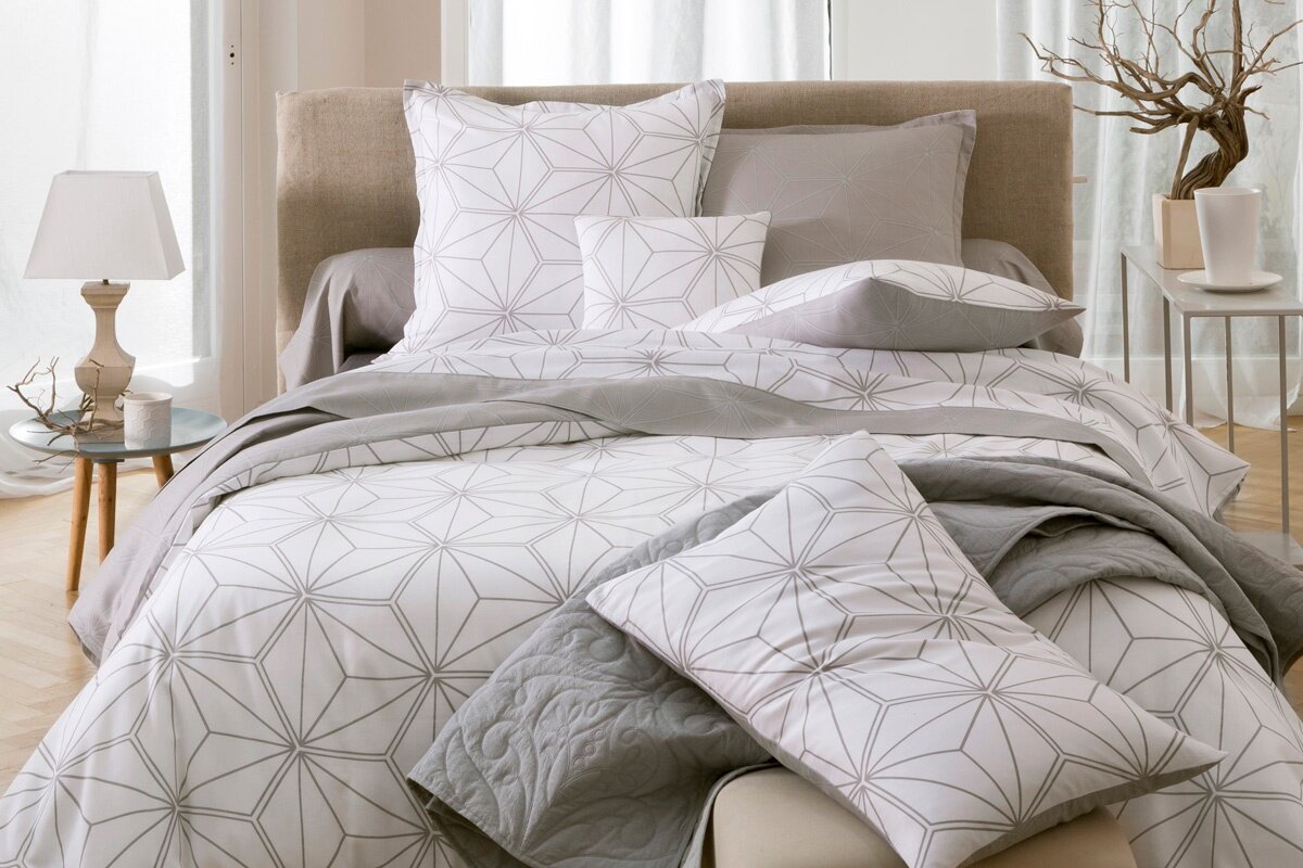    Качественный текстиль смотрится красиво, долго не теряет цвет и форму, а спать на нём — одно удовольствие. Фото: literie-a-domicile.com