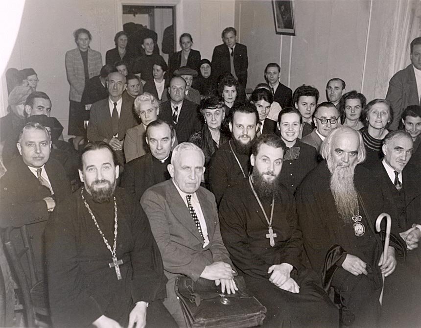 Нью-Йорк, 1951 г. В первом ряду слева: о. Алексий Ионов, Н.С. Арсеньев, о. Александр Киселев, святитель Николай (Велимирович), Г.П. Федотов