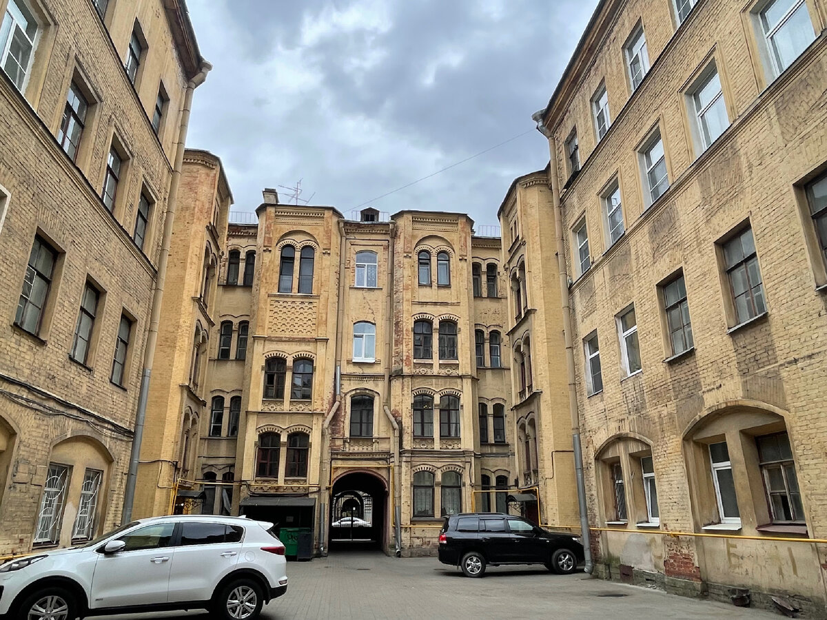 Двор