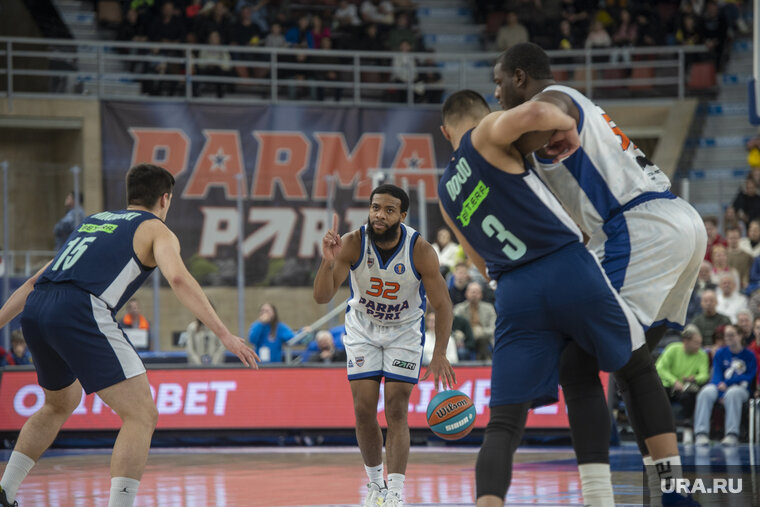    Джастин Роберсон (в центре), как ожидается, перейдет в БК «Самара»