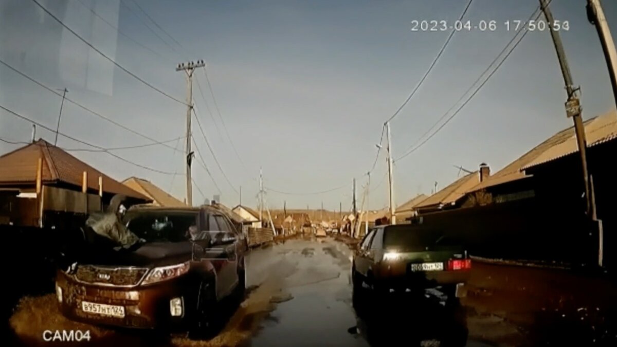     В Красноярске мужчину прокатили на капоте авто. По его словам, он получил перелом от этого.