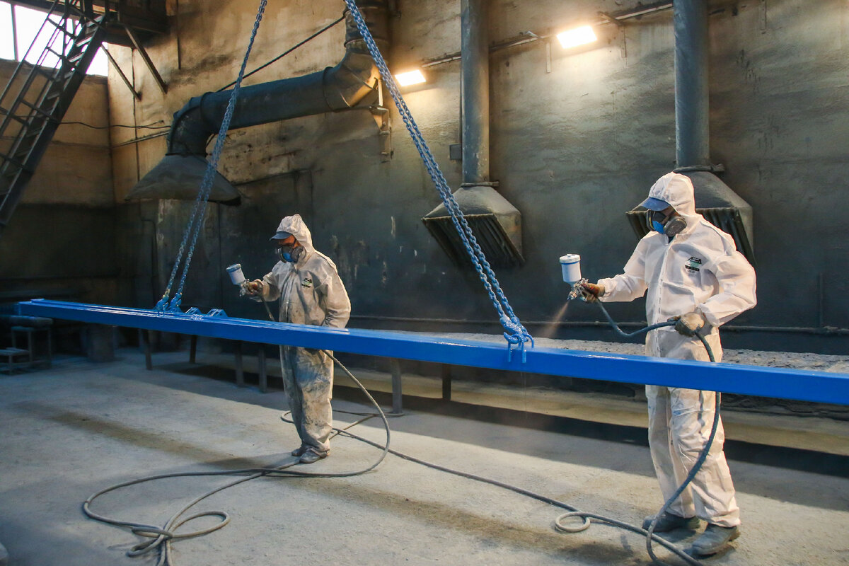 За последние полгода только в «оборонку» удалось привлечь дополнительно порядка 2 тысяч работников, сообщал Химочка. На конец 2022 года во всех отраслях работали почти 119,7 тысяч человек, рассказал Мещеряков. В январе их уже было 121,8 тысяч, в феврале — 122,6 тысячи. То есть только за первые два месяца 2023 года на заводы устроились еще 3 тысячи человек.