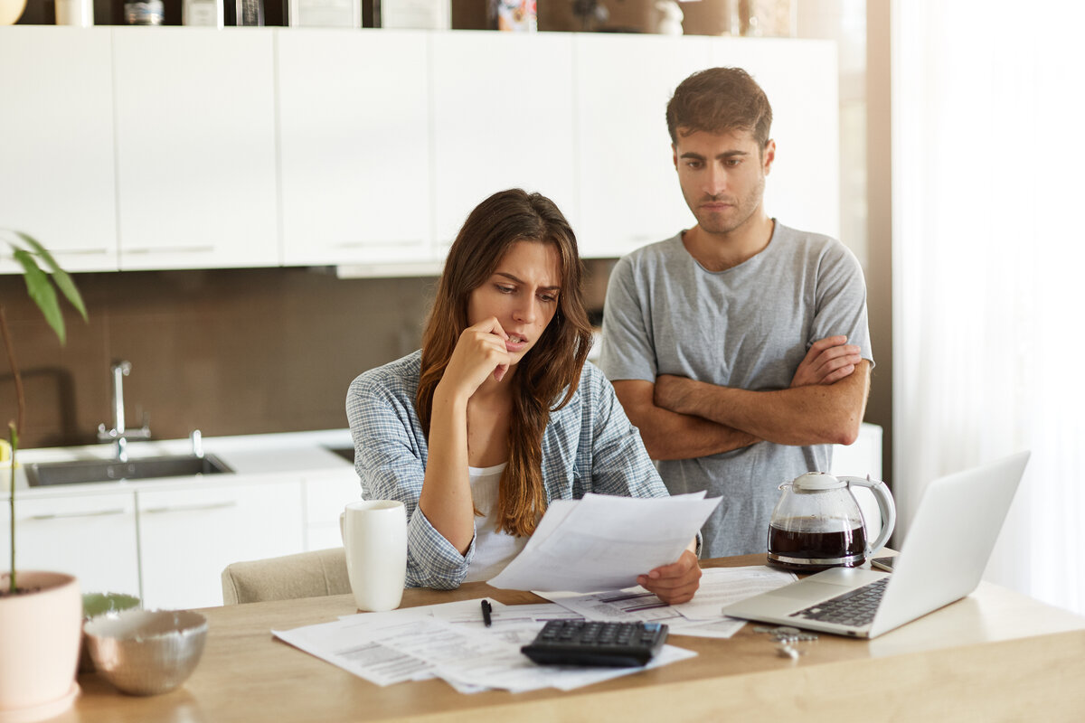 <a href="https://ru.freepik.com/free-photo/candid-shot-of-young-american-man-and-woman-dressed-casually-feeling-stressed-while-managing-finances-in-kitchen-together-calculating-expenses-paying-utility-bills-online-on-laptop-computer_9438571.htm?query=налог">Изображение от wayhomestudio</a> на Freepik